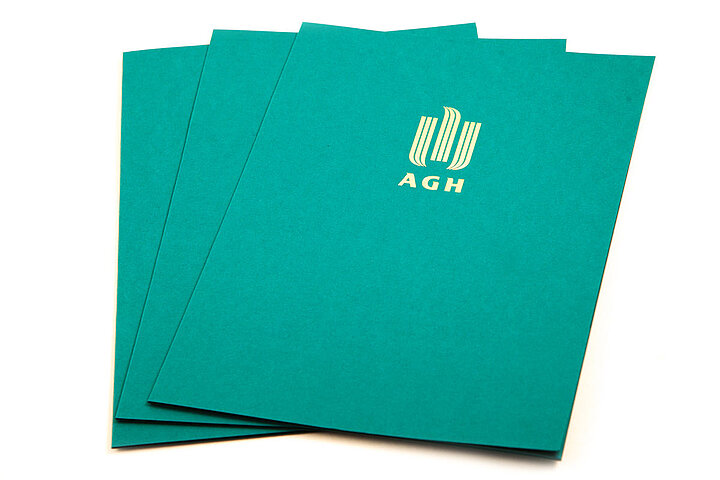 Zielona papierowa teczka z logo AGH.